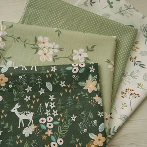 Peut inclure: Quatre échantillons de tissu sur le thème de la forêt. Les tissus présentent différents motifs, notamment un fond vert avec des fleurs blanches, un fond vert avec des pois blancs, un fond crème avec des feuilles et des fleurs vertes, et un fond vert foncé avec des cerfs blancs, des fleurs et des arbres.