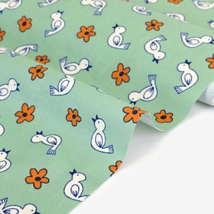 Pajarito con flor roja Hecho en Corea Dailylike Tela de algodón de 20 hilos, Estampado de pajarito de dibujos animados por media yarda