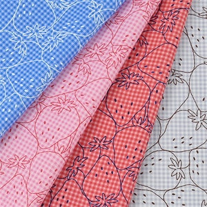 Könnte beinhalten: Vier Stoffstreifen mit einem Vichy-Karo-Muster in Blau, Hellrosa, Rot und Grau. Jeder Streifen ist mit einer sich wiederholenden Strichzeichnung von Erdbeeren überlagert, die den Fruchtkörper, die Samen und die beblätterten Stiele zeigt.