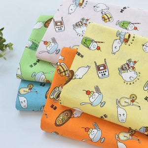 Bebê foca com sobremesa Padrão de desenho animado Feito no Japão Tecido de algodão para roupas, bolsas e acessórios para casa por Half Meter