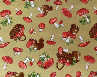 Può includere: Un tessuto beige con un motivo ripetuto di funghi rossi e bianchi, scoiattoli e cesti. I funghi hanno steli bianchi e cappelli rossi con macchie bianche. Gli scoiattoli sono marroni con code folte. I cesti sono in vimini marrone con funghi rossi e bianchi all'interno.