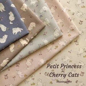 Könnte beinhalten: Vier verschiedene Stoffmuster mit einem sich wiederholenden Muster aus weißen Katzen und roten Kirschen. Der Stoff ist in hellbeige, hellblau, hellbraun und hellrosa gehalten. Der Text "Petit Princess Cherry Cats Sheeting Print" befindet sich am unteren Rand des Bildes.