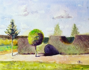 Könnte beinhalten: Aquarellmalerei einer Landschaft mit drei Bäumen und einer Steinmauer. Die Bäume sind grün und die Mauer ist grau. Der Himmel ist blau mit weißen Wolken. Das Bild ist mit "X23" signiert.