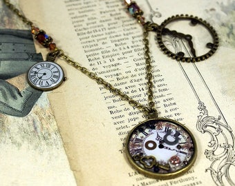 Necklace effect watch with inlaid mother of Pearl