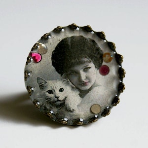 Anel feminino ajustável, ilustração de uma menina e seu gato, revestido em resina, incrustado com strass de cristal, peça única
