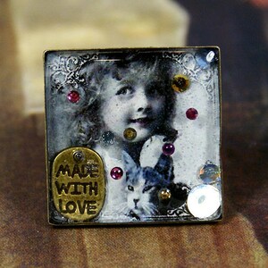 Quadratischer Ring mit seinem verstellbaren Ring und seinem Bild von kleinem Mädchen und Vintage-Stil Katze
