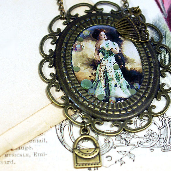 Grand sautoir bohème chic, image de Modes illustrées, années 1900, pendentif recouvert de résine, incrustation de strass en cristal