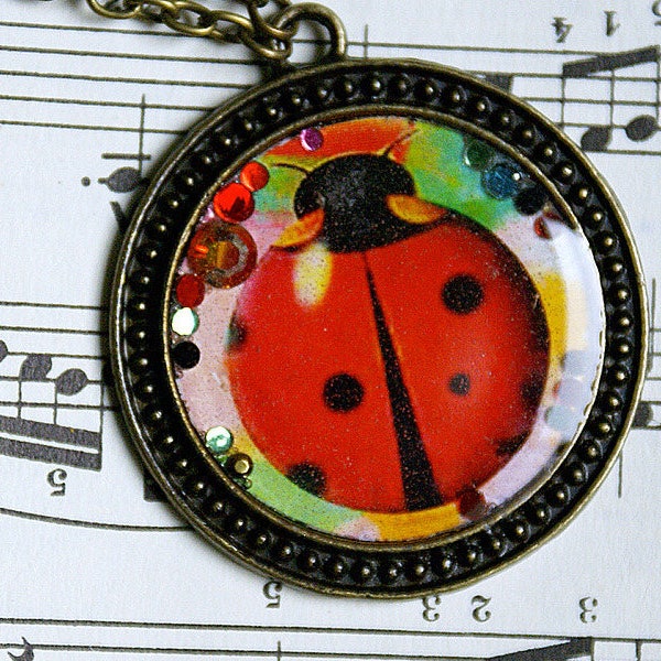 Sautoir avec un cabochon illustrant une coccinelle