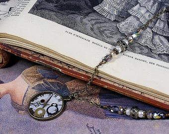 Necklace effect watch with inlaid mother of Pearl