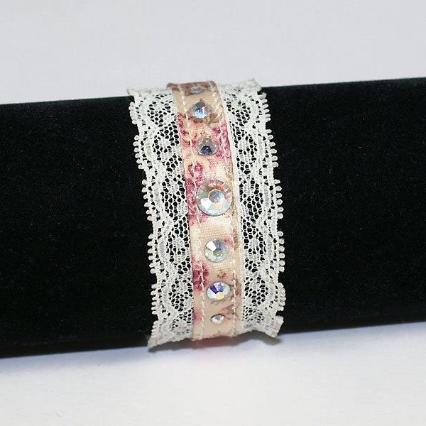 Bracelet manchette femme en dentelle et ruban recouvert de strass en cristal de Swarovski