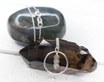 COLLAR DE LABRADORITA Y CÍRCULO / collar de encanto de plata de ley / collar de cristal de labradorita gris / collar de piedras preciosas de labradorita llamativa /