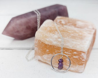 COLLAR DE AMATISTA Y CÍRCULO / collar de encanto de plata de ley / collar de cristal de amatista / collar de piedras preciosas de amatista / piedra de nacimiento de febrero /