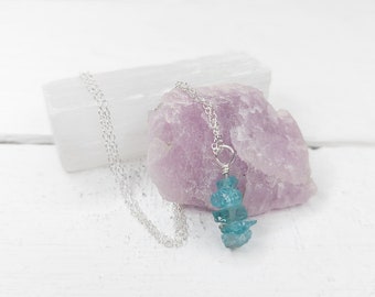 COLLAR DE APATITA DE NEÓN / collar de plata de ley / colgante de chip de cristal de apatita cruda / colgante de chip de piedra preciosa de apatita / piedra de nacimiento de diciembre /