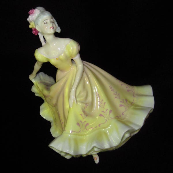 Royal Doulton Figurine. Son nom est Ninette vêtue d’une robe jaune magnifique