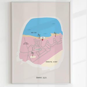 Può includere: Stampa su mappa incorniciata raffigurante un'area costiera con mare blu, terra rosa e palme. La mappa include etichette di testo come "Red Sea", "Oriental Coast" e "Supermarket". Il testo "SINCE 2021" è in basso.