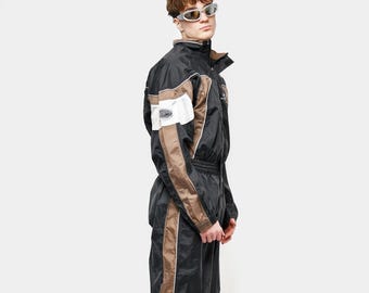 Lekki, wiatroszczelny kombinezon w stylu lat 90. w kolorze czarno-brązowym dla mężczyzn | Sportowy kombinezon wiatrówka retro męski | Rozmiar XL