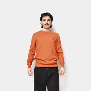 🔥 Lyle & Scott Y2K round neck knit sweater in orange colour for men.
Size - L.
Model is 177 cm / 5ft 9.6" tall and usually wears size M.
Very good condition.