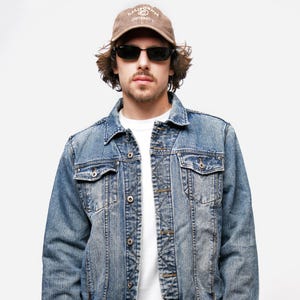 Men&#39;s bleached vintage denim jacket medium wash blue | Y2K 00s acid stone washed Old School jean trucker jacket for him | Large L size