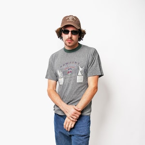 Vintage graues T-Shirt mit ""New Port The Active Sea Man"" Aufdruck von Map Company | 80er 90er Retro Oldschool Herren T-Shirt | Größe - S / M