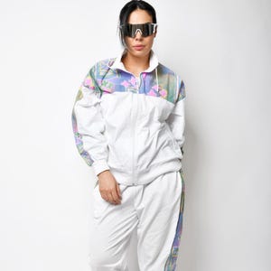 80er Jahre vintage Trainingsanzug Set in weiß multi color Damen | Retro Hipster Old School abstrakter Vollwindanzug | Aktive Sportbekleidung im Stil der 90er Jahre | L