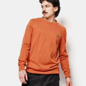 🔥 Lyle & Scott Y2K round neck knit sweater in orange colour for men.
Size - L.
Model is 177 cm / 5ft 9.6" tall and usually wears size M.
Very good condition.