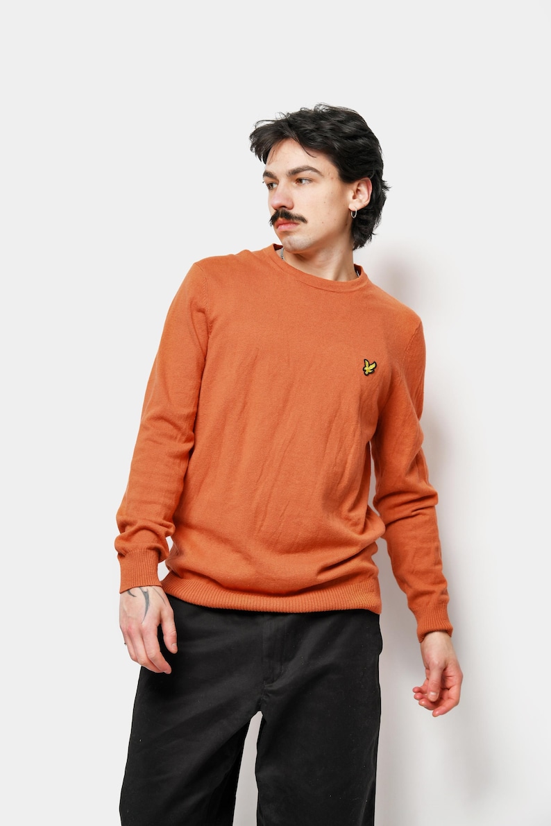 🔥 Lyle & Scott Y2K round neck knit sweater in orange colour for men.
Size - L.
Model is 177 cm / 5ft 9.6" tall and usually wears size M.
Very good condition.