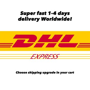 Puede incluir: El logotipo de DHL Express en rojo y amarillo, con el texto "&iexcl;Entrega s&uacute;per r&aacute;pida en 1-4 d&iacute;as en todo el mundo!" encima. Debajo del logotipo est&aacute; la palabra "EXPRESS" en rojo. El texto "Elige la mejora de env&iacute;o en tu carrito" est&aacute; en la parte inferior.