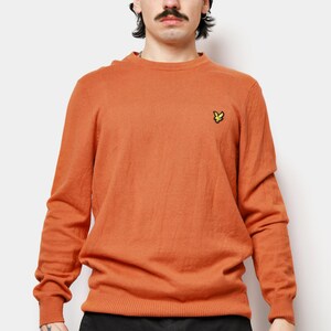 🔥 Lyle & Scott Y2K round neck knit sweater in orange colour for men.
Size - L.
Model is 177 cm / 5ft 9.6" tall and usually wears size M.
Very good condition.