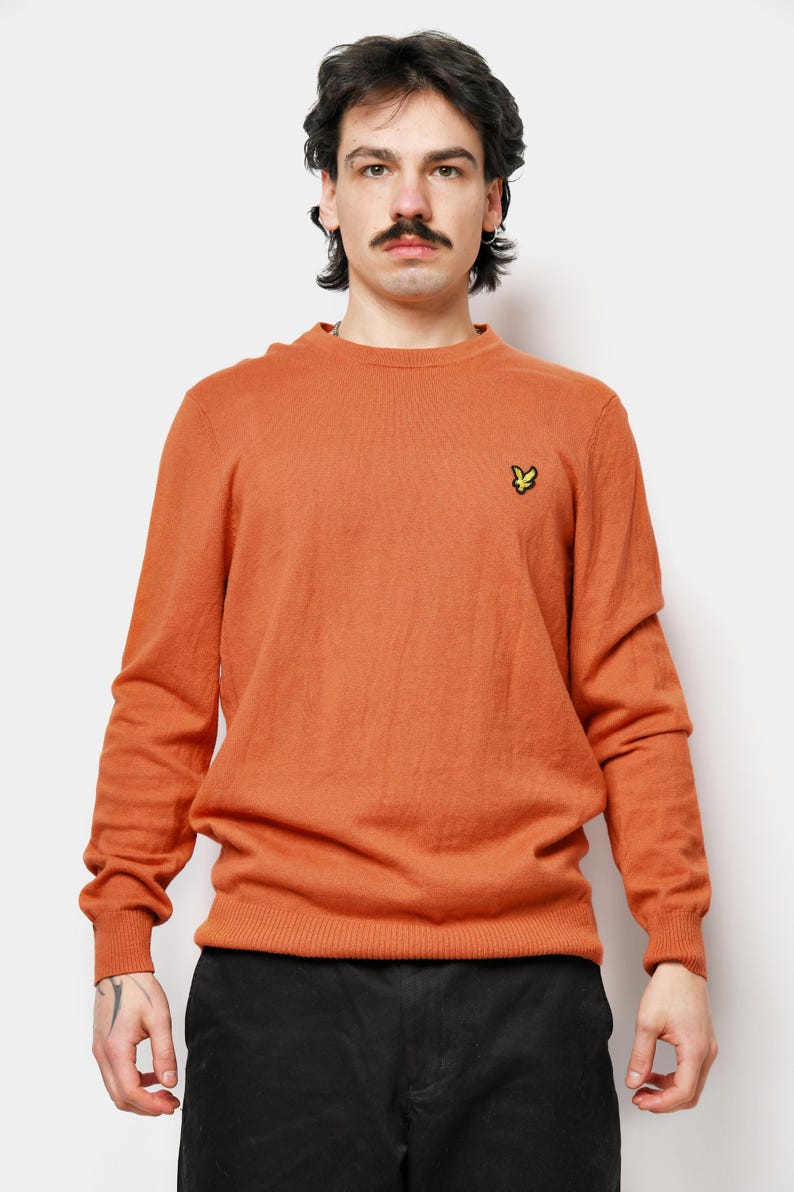 🔥 Lyle & Scott Y2K round neck knit sweater in orange colour for men.
Size - L.
Model is 177 cm / 5ft 9.6" tall and usually wears size M.
Very good condition.