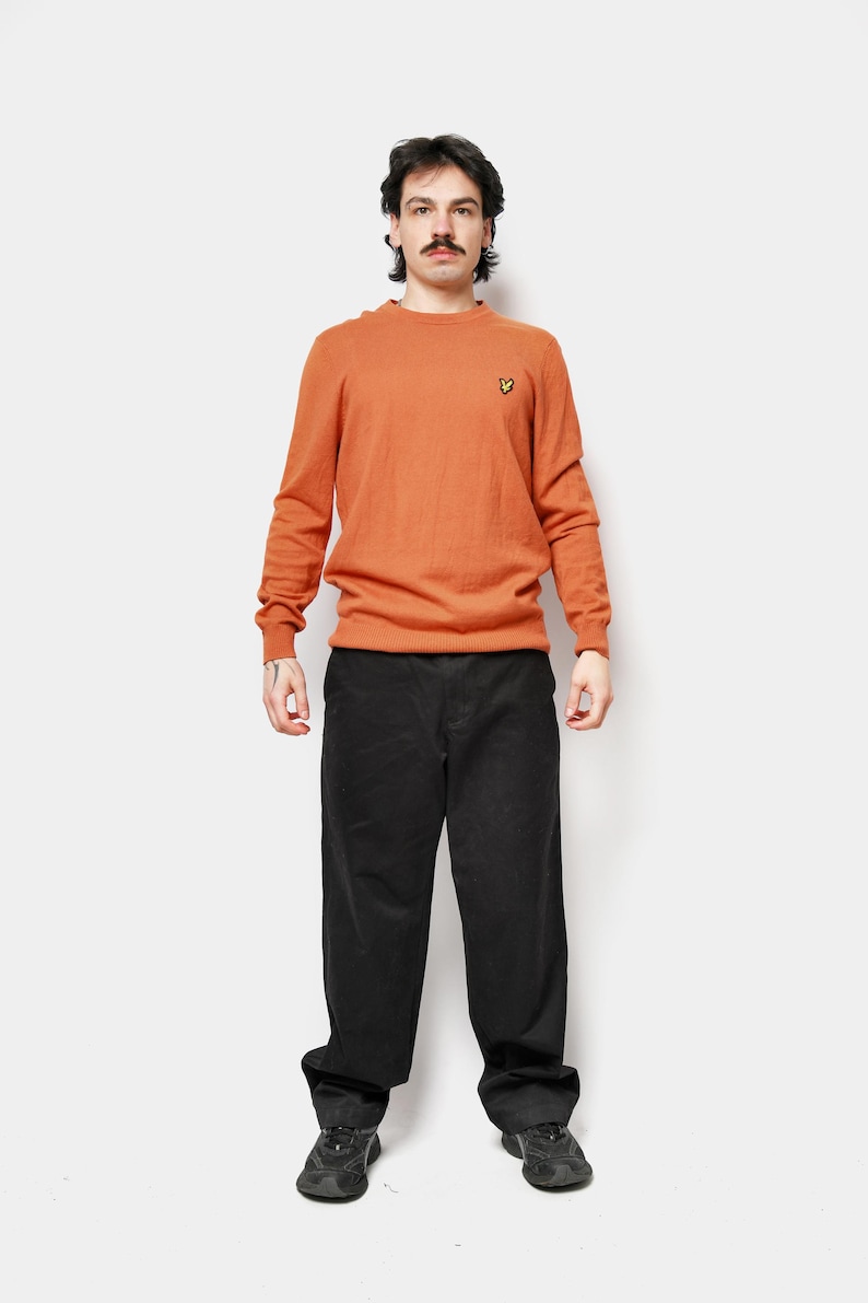 🔥 Lyle & Scott Y2K round neck knit sweater in orange colour for men.
Size - L.
Model is 177 cm / 5ft 9.6" tall and usually wears size M.
Very good condition.