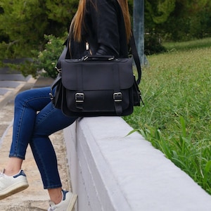KAYLA BLACK MEDIUM 13 pouces porte-documents en cuir/ sac messager/ sac à bandoulière/ sac pour ordinateur portable/ vieux sac d'école/ sac pour homme/ sac crossbody