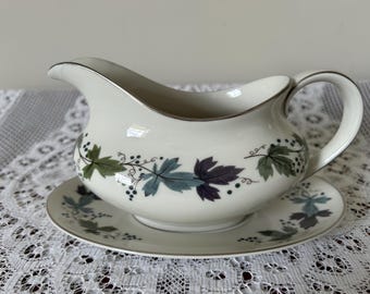 Royal Doulton Bone China Sauciere und Teller - Burgundermuster