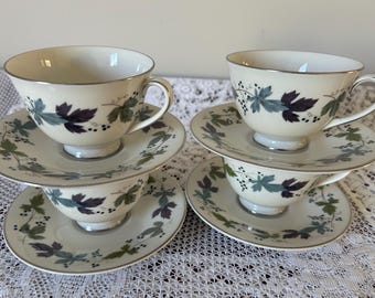 4 Royal Doulton Bone China Teetassen und Untertassen - Burgunder Muster