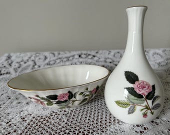 Vaso e prato de porcelana óssea Wedgwood Hathaway Rose Bud