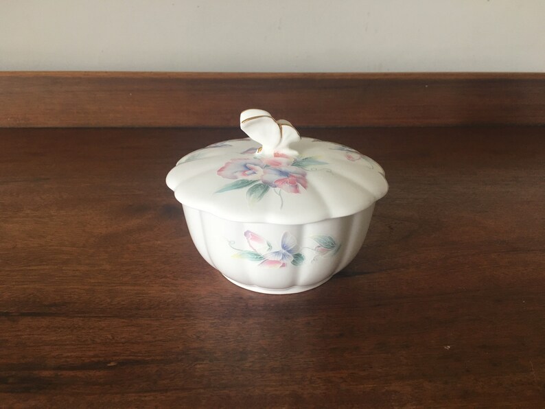 Vintage Aynsley /'Little Sweetheart/' sweet pea and butterfly design fluted shaped trinket box