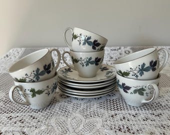 6 Royal Doulton Bone China Kaffee / Espressotassen und Untertassen - Burgundermuster