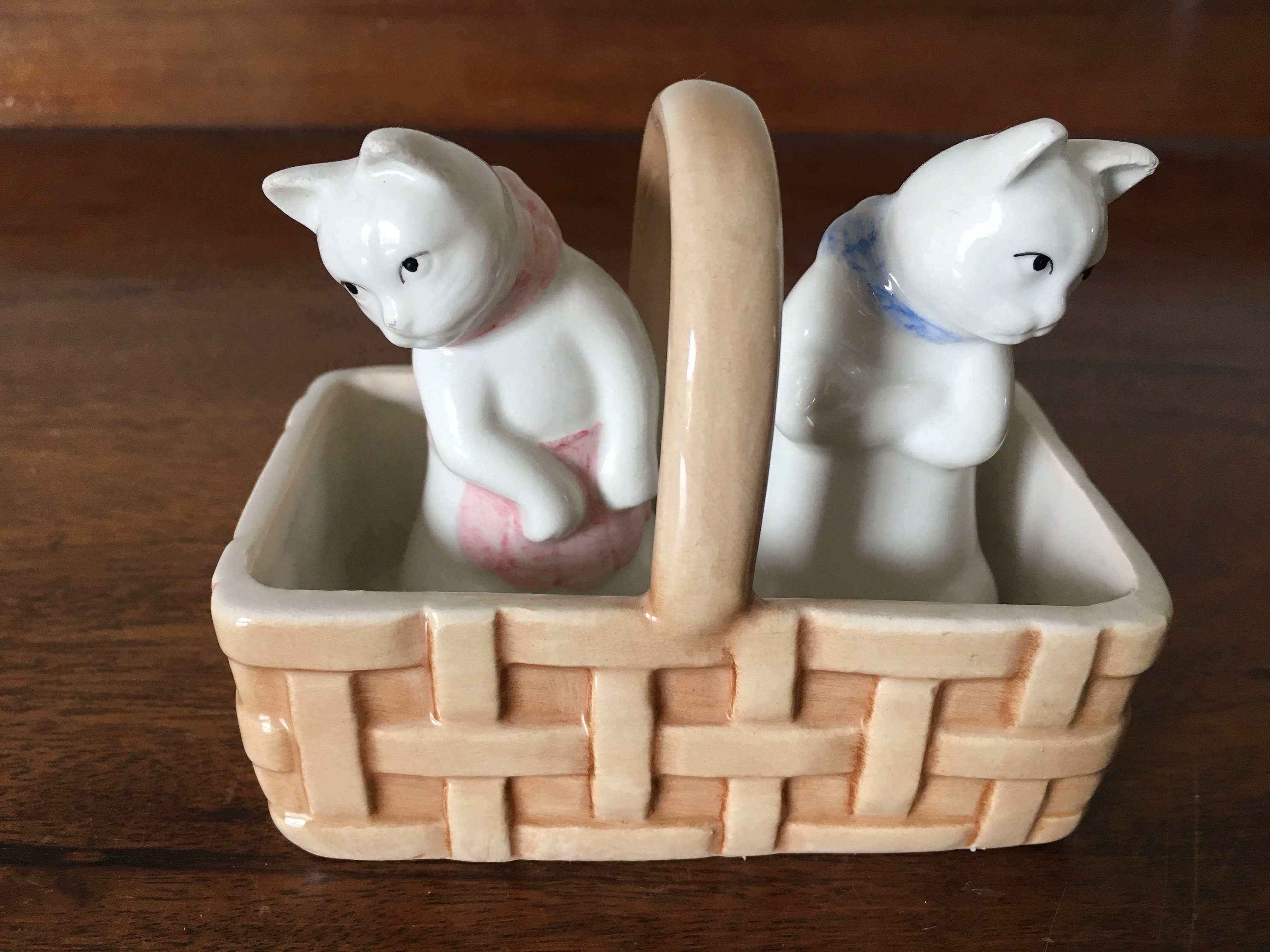 Nice large unique statue of 2 cats in a basket - Terracotta