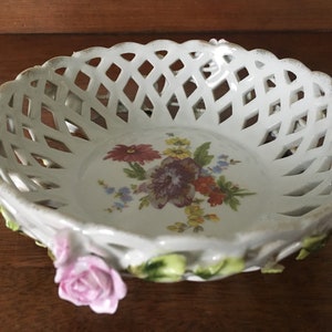 Plato de bombón reticulado vintage al estilo de Dresde con rosas chinas