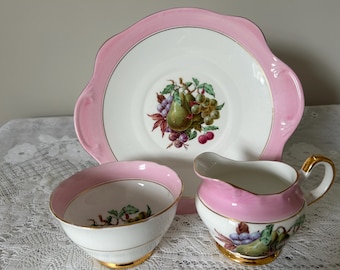 Vintage Bone China Kuchenplatte, Milchkännchen und Zuckerdose - Rosa mit Obstmuster und Vergoldung