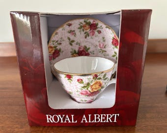 Royal Albert Old Country Roses Teacup and Saucer – Soft Pink Lace, Bone China
