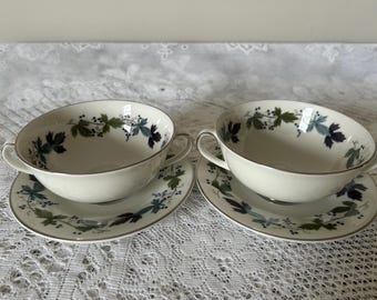 2 Royal Doulton Bone China Suppenschüsseln und Untertassen - Burgundermuster