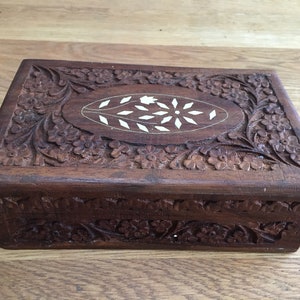 Scatola indiana in legno intagliata a mano vintage - 8" x 4,5"