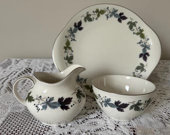 Royal Doulton Bone China Milchkännchen, Zuckerdose und Kuchenteller - Burgunder Muster