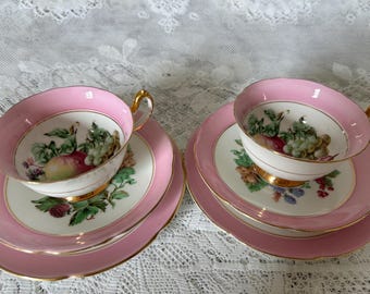 2 Vintage Bone China Teetassen-Trios - Rosa mit Obstmuster und Vergoldung