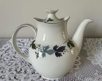 Royal Doulton Bone China Kaffeekanne - Burgunder Muster