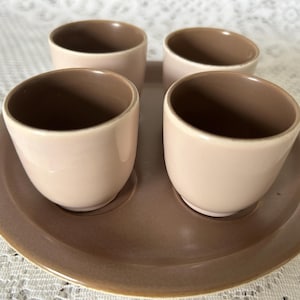 4 hueveras Poole Pottery Twintone Mushroom y Sepia con bandeja