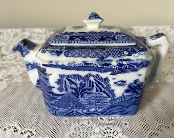 1930s Ringtons Blue and White Willow Pattern Teapot - 2.2pints