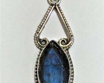 Labradorita engastada en plata de ley 925.