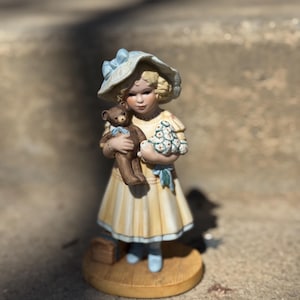 Estatueta de Jan Hagara, estatueta de edição limitada, estatueta de porcelana de Jan Hagara, Jan Hagara colecionável Royal Orleans Girl com Teddy