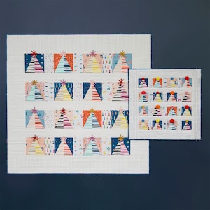 Puede incluir: Una colcha blanca con un borde azul que presenta un patrón repetido de coloridos sombreros de fiesta con confeti y rayas. La colcha se muestra sobre un fondo azul oscuro.